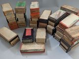 un grand nombre de vieux livres empilés les uns sur les autres
