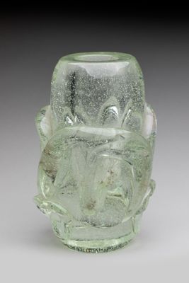 un vase en verre sur lequel est représenté un visage