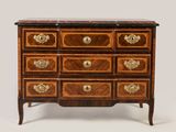 une commode ancienne avec un plateau en marbre