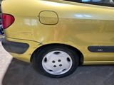 une petite voiture jaune garée dans un garage
