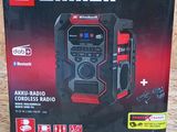 une boîte contenant une radio, posée sur une surface en bois