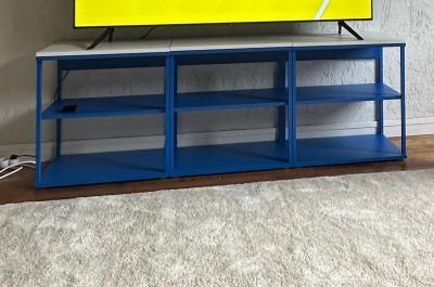 une télévision posée sur un meuble dans le salon