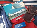 une valise remplie de vêtements et d'autres objets posée par terre