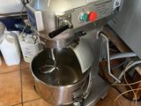 un mixeur posé par terre dans la cuisine