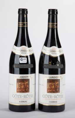 deux bouteilles de vin posées l'une à côté de l'autre sur une table