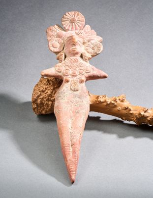 figurine représentant une femme tenant une branche d'arbre