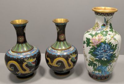 trois vases posés sur une table