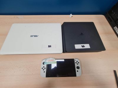 deux ordinateurs portables et une console Nintendo Wii posés sur une table