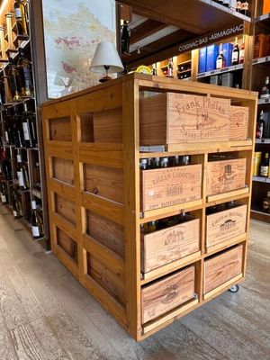 une caisse en bois contenant des bouteilles de vin dans un magasin