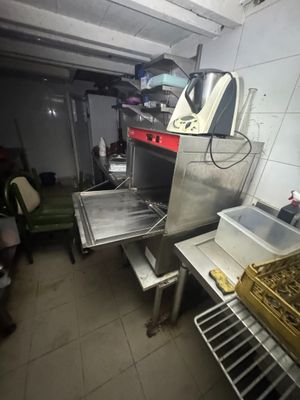 une photo d'une cuisine où l'on voit beaucoup de nourriture