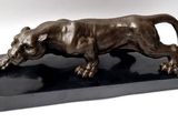 sculpture en bronze représentant une panthère sur un socle en marbre noir