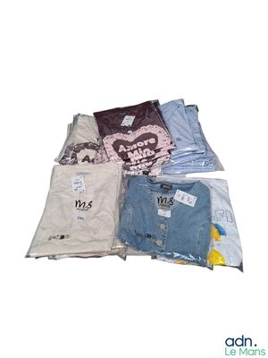beaucoup de vêtements empilés les uns sur les autres