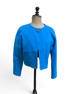 veste courte bleue posée sur un mannequin