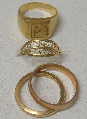 trois bagues et une bague sur laquelle est monté un anneau en or