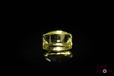 gros plan d'un diamant jaune sur une surface noire