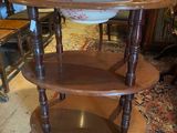 une table à trois niveaux sur laquelle est posé un saladier
