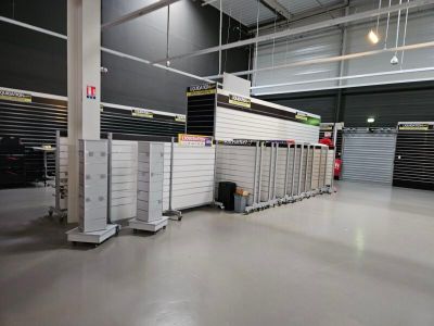 Important ensemble de mobilier de magasin et gondoles sur 14…
