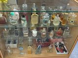 une vitrine en verre remplie de diverses bouteilles d'alcool