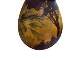 un vase avec une peinture sur fond blanc