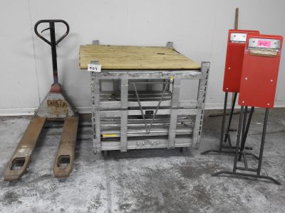 deux palettes et une fourche dans un entrepôt