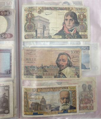 quatre billets de banque différents portant l'image d'un homme et d'une femme
