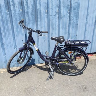 un vélo garé devant un mur bleu
