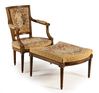 une image représentant une chaise et un repose-pieds dont l'assise est recouverte d'un tissu à motifs floraux