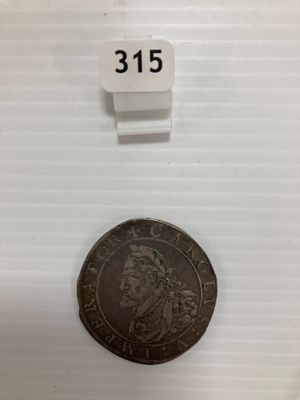 une petite pièce de monnaie sur laquelle est gravé un chiffre, posée sur une table