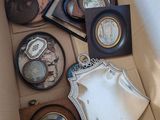 une boîte remplie d'objets assortis qui s'y trouvent