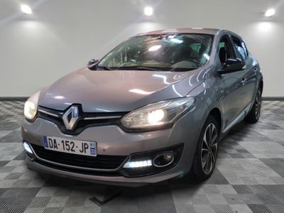 L'avant d'une voiture argentée est garé sur un sol à damier.
