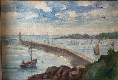 une peinture représentant un bateau sur l'eau près d'un embarcadère