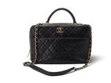 un sac à main Chanel en cuir matelassé noir avec des finitions dorées