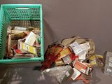 un panier vert rempli de nourriture à côté d'un panier vert rempli de nourriture