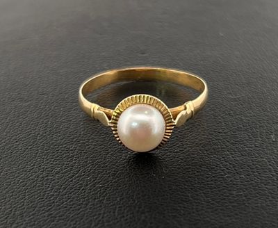 Bague en or jaune 750 millièmes sertie d'une perle de culture. Poinçon - Photo 1