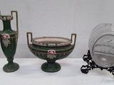 deux vases et une horloge posés sur une table