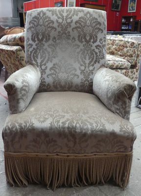 une chaise qui se trouve au milieu d'une pièce