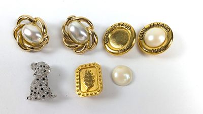 cinq paires de boucles d'oreilles en or et perles et une bague