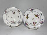deux assiettes à motifs floraux posées sur une surface blanche