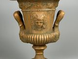 un grand vase sur lequel est représenté un visage