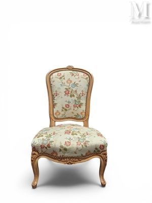 un gros plan d'une chaise ornée d'un motif floral