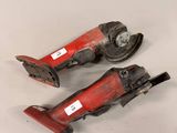 une paire d'outils rouges posés sur une surface blanche