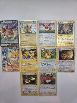 beaucoup de cartes Pokémon accrochées au mur