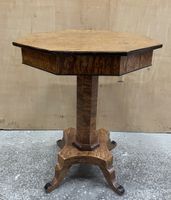 Table guéridon en loupe d’orme ? Le plateau hexagonal, la tr…