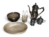 beaucoup d'objets en argent qui se trouvent sur la table