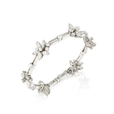 gros plan d'un bracelet en diamant sur fond blanc