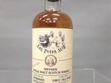l'image d'une bouteille de whisky posée sur une table