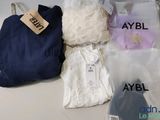un sac de vêtements et un autre sac de vêtements posés sur une table