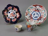 deux assiettes et une tasse posées les unes à côté des autres