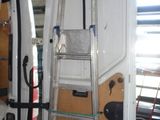 une camionnette blanche avec une échelle à l'arrière