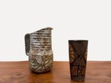 deux vases posés sur une table l'un à côté de l'autre
